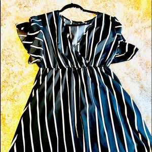 1x black and white striped dress